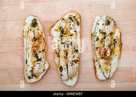 Sandwiches mit Makrelen aus Öffnen, Makrele Scomber scombrus, gefangen von Chesil Beach in Dorset an der Stange und Linie. Haben Sie Fr.. Stockfoto