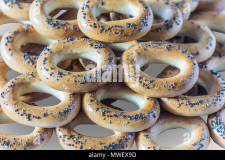 Makrofoto Bagels mit Mohn. Bagels sind in einer Pyramide gestapelt. Isoliert Foto für den Standort über die Küche, das Essen, die Traditionen. Stockfoto