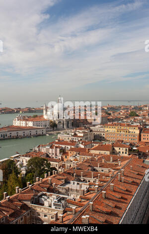 Blick über die Stadt Venedig, Italien ab St Mark's Basilika. Die Kirche von Santa Maria della Salute und den Canal Grande sind im Hintergrund sichtbar. Stockfoto