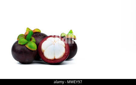 Ganze drei lila Mangosteen und einen anderen Querschnitt auf weißem Hintergrund. Tropische Früchte aus Thailand. Die Königin der Früchte. Asien frische fr Stockfoto