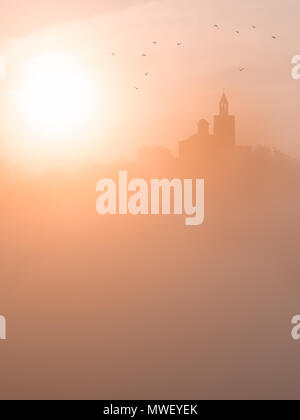 Super schöne Aussicht auf Tsarevets Festung in Veliko Tarnovo, Bulgarien an einem nebligen Sonnenaufgang im Sommer. Stockfoto