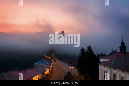 Super schöne Aussicht auf Tsarevets Festung in Veliko Tarnovo, Bulgarien an einem nebligen Sonnenaufgang im Sommer. Stockfoto