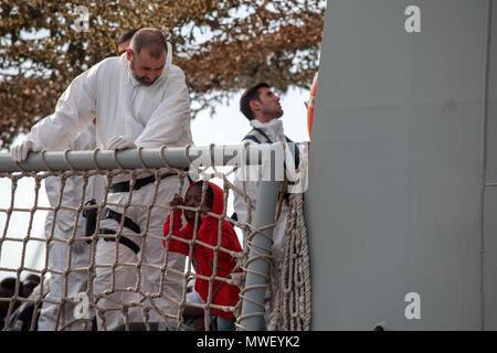 Palermo, die Stufen der ausschiffung von 592 Migranten in den Hafen von Palermo von der spanischen Schiff Numancia. Stockfoto