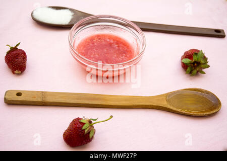 Erdbeer Lippenpeeling zu Hause gemacht Stockfoto