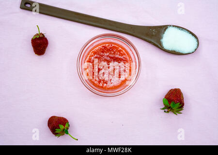 Erdbeer Lippenpeeling zu Hause gemacht Stockfoto