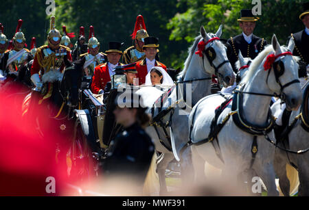 Prinz Harry und Meghan Markle, der Herzog und die Herzogin von Sussex, Fahrt in einer Kutsche, die Lange in Windsor, Kurz nach ihrer Hochzeit Zeremonie entfernt. Stockfoto