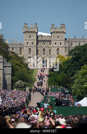 Prinz Harry und Meghan Markle, der Herzog und die Herzogin von Sussex, Fahrt in einer Kutsche, die Lange in Windsor, Kurz nach ihrer Hochzeit Zeremonie entfernt. Stockfoto