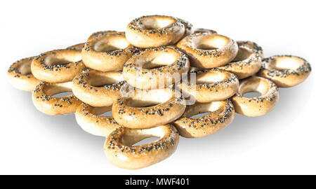 Ein Foto von Bagels mit Mohn. Bagels sind in einer Pyramide gestapelt. Isoliert Foto auf dem weißen Hintergrund für Site über Küche, Lebensmittel, Traditionen. Stockfoto