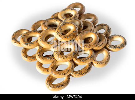 Ein Foto von Bagels mit Mohn. Bagels sind in einer Pyramide gestapelt. Isoliert Foto auf dem weißen Hintergrund für Site über Küche, Lebensmittel, Traditionen. Stockfoto