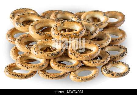 Ein Foto von Bagels mit Mohn. Bagels sind in einer Pyramide gestapelt. Isoliert Foto auf dem weißen Hintergrund für Site über Küche, Lebensmittel, Traditionen. Stockfoto