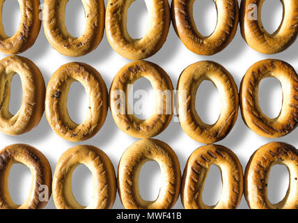 Foto Rückseite Bagel mit Mohn. Bagels arrangiert als Muster. Isoliert Foto auf dem weißen Hintergrund für Site über Küche, Lebensmittel, traditio Stockfoto