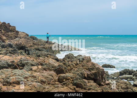 Itacaré, Brasilien - 7. Dezember 2016: Fischer an itacarezinho Strand von Bahia in Brasilien Stockfoto