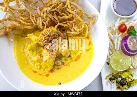 Khao Soi, Curry Nudelsuppe mit Huhn, Essen vom Norden von Thailand Stockfoto