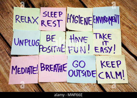 Gesundheit und positiven handschriftlichen Notizen auf den Papieren mit retro Holz- Rinde Hintergrund. Flach Bild von Gesundheit handschriftliche Notizen. Sport und Fitness positive handschriftliche Nachrichten. Stockfoto
