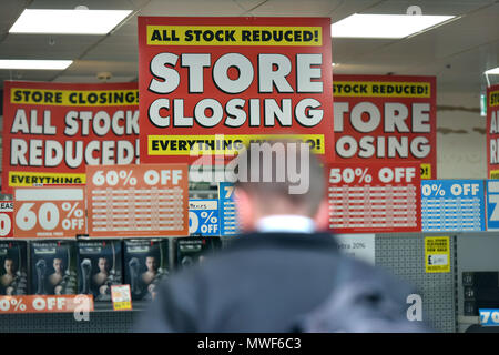 Ein maplin Store in der Nähe von St Paul's in London City mit Schließung Zeichen. Der elektronische Handel ist in Administration, nachdem es fin gegangen Stockfoto