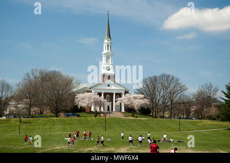 Studenten spielen auf dem Rasen an der Universität von Maryland Memorial Kapelle, College Park, Maryland, USA, im Frühling Stockfoto