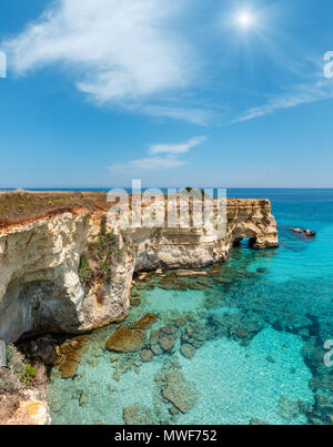 Malerischen sonnigen Meereslandschaft mit Klippen, felsigen Arch im Torre Sant Andrea, Küste des Salento, Apulien, Italien. Zwei Schüsse stitch Bild. Stockfoto