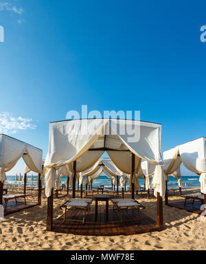Zelte Überdachungen auf Morgen Paradies, weißen Sandstrand. Zwei Schüsse stitch Bild. Schönen Sommer Meer Ferienhäuser Konzept. Stockfoto