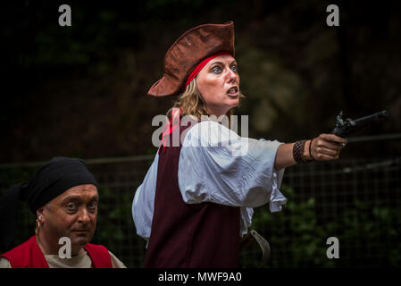 Handeln - Ein amateur Drama Group in einer Performance im Trebah Garten Amphitheater in Cornwall. Stockfoto