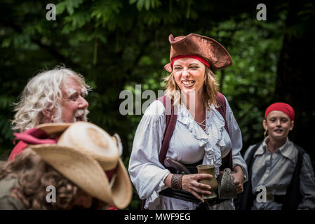 Handeln - Ein amateur Drama Group in einer Performance im Trebah Garten Amphitheater in Cornwall. Stockfoto