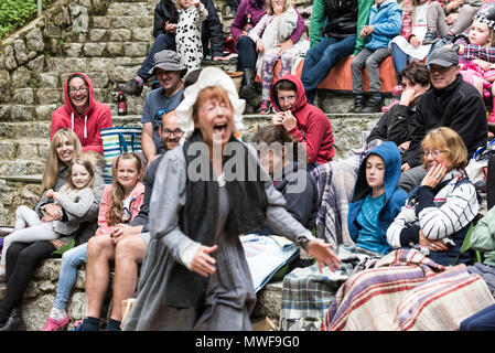 Handeln - gweek Spieler in einer Leistung der Piraten von Trebah im Trebah Garten Amphitheater in Cornwall. Stockfoto