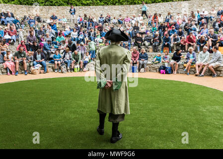 Handeln - gweek Spieler in einer Leistung der Piraten von Trebah im Trebah Garten Amphitheater in Cornwall. Stockfoto