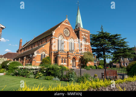 St. Peters Kirche, Teil der Pfarrei Staines auf laleham Road neben dem Fluss Themse Leinpfad, England. Stockfoto