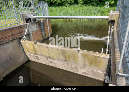 Das Moor Lane Abnahme, Teil der Hochwasserschutz arbeiten an den Wraysbury Fluss in Staines Moor, UK. Stockfoto