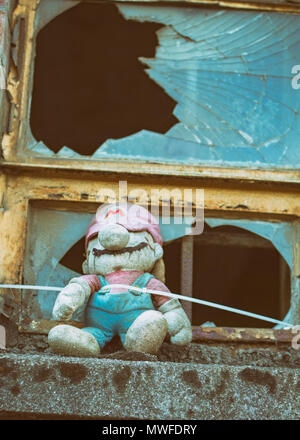 Super Mario in einem Schmuddeligen zerbrochene Fensterrahmen Stockfoto