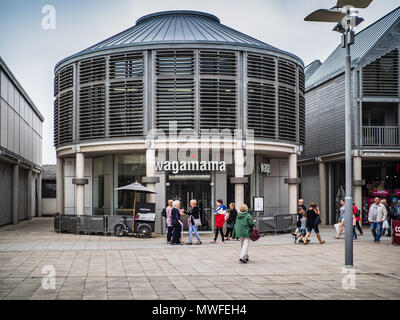 Wagamama Restaurant Bury St Edmunds in den Arc-Einkaufszentrum Entwicklung. Architekten Hopkins Architects Stockfoto