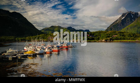 Panoramablick auf das Dorf und Urvika Sildpollnes Fjord, Insel Austvagoy, Lofoten, Norwegen Stockfoto