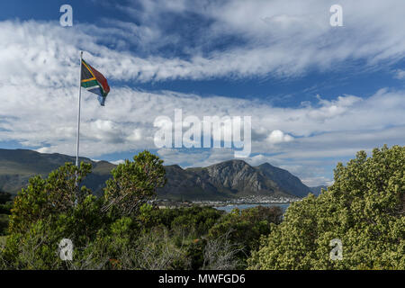 Die südafrikanische Flagge auf dem hermabnus Cliff Walk, Garden Route, Südafrika Stockfoto