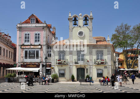 Der zentrale Stadtplatz mit öffentlichen Haus und Kirche, in der Nähe von Cascais (Lissabon), Portugal Stockfoto