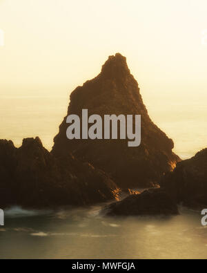 Schönen bunten Sonnenuntergang Landschaft Bild von Kynance Cove an der Küste von Cornwall in England Stockfoto