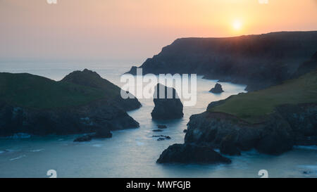 Schönen bunten Sonnenuntergang Landschaft Bild von Kynance Cove an der Küste von Cornwall in England Stockfoto