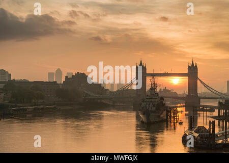 Atemberaubende Herbst Sonnenaufgang über die Tower Bridge und die Themse in London. Stockfoto