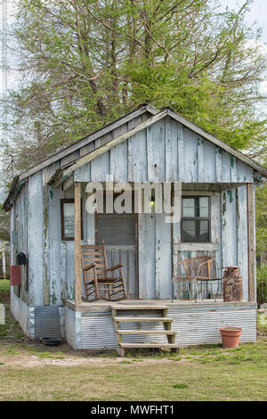 Kleine Hütte mit Schaukelstühlen auf der Veranda der Hütte bis Inn, Clarksdale, Mississippi Stockfoto