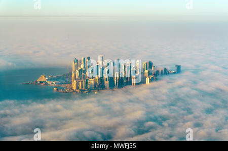 Luftaufnahme von Doha durch den Morgennebel - Katar am Persischen Golf Stockfoto