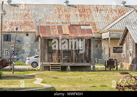 Kleine Hütte mit Schaukelstühlen auf der Veranda der Hütte bis Inn, Clarksdale, Mississippi Stockfoto