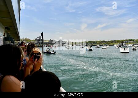 Touristen, die Fotos von der Fähre Schiff der Hafen in Martha's Vineyard, Massachusetts, USA Stockfoto