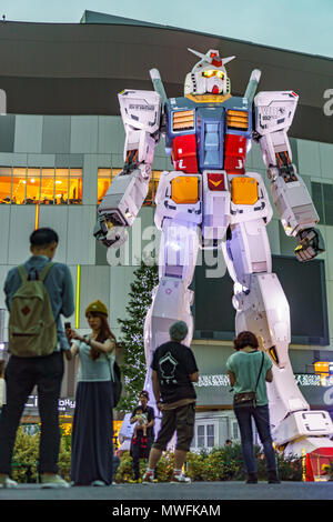 TOKYO, Japan - 31. MAI 2015: Unbekannter Touristen besuchen Gundam Roboter auf der Insel Odaiba in der Nacht in Tokio, Japan. Stockfoto