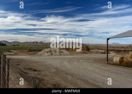 Landwirtschaftliche Gebäude mit Heu - Ballen in der Nähe von Oudtshoorn an der Garden Route, Südafrika, Stockfoto