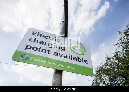 Zeichen für eine elektrische Ladung in einem Parkhaus, England, Großbritannien Stockfoto