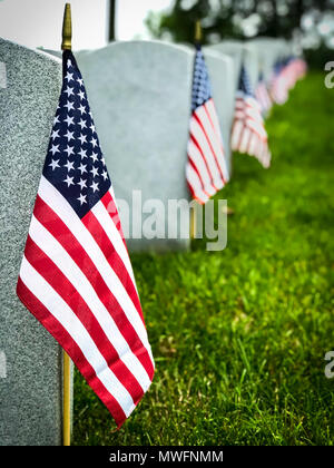 Dekoriert Gräber von US-Militär service Mitglieder an einem Virginia Friedhof. Stockfoto