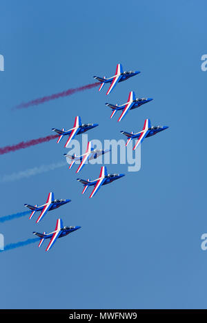 Patrouille Acrobatique de France (französische Akrobatik Patrol) auch bekannt als die Patrouille de France, oder PAF, ist Französisch Jet Flugzeug Display Team, fliegen Stockfoto