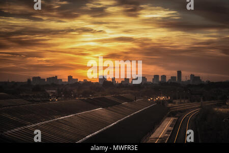 Sonnenuntergang über der Stadt Birmingham von Tyseley Bahnhof Stockfoto