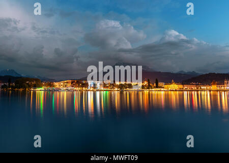 Bergsee in den Alpen in der Nacht. In der Nacht Luzern. Schweiz Stockfoto