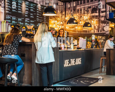 Joe und den Saft Cafe Restaurant in der City von London, London's Financial District. Joe und der Saft ist eine Kette ursprünglich in Dänemark. Stockfoto