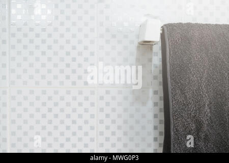 Bad Interieur und Handtuch hängen an einem Geländer, das Handtuch auf ein Geländer an der weißen Wand im Bad aufhängen. Stockfoto