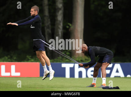 England's Jamie Vardy (links) und Ashley Junge während einer Trainingseinheit im Grove Hotel, London. Stockfoto